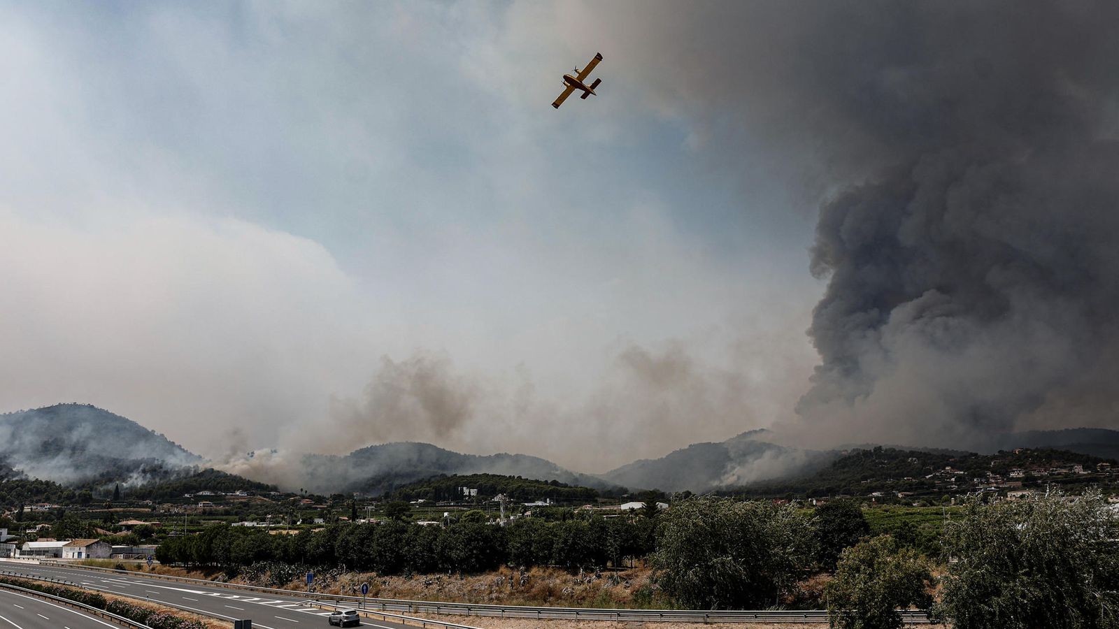Més de 450 efectius i 20 mitjans aeris combaten l’incendi de la Vall d’Uixó