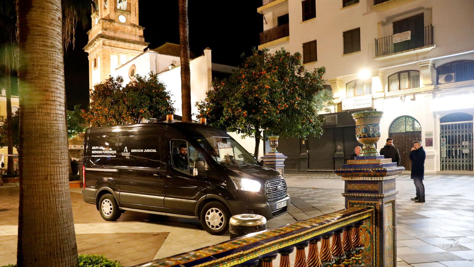 Un vehicle fúnebre avança per la plaça Alta d'Algesires, on va ser apunyalat el sagristrà de l'església