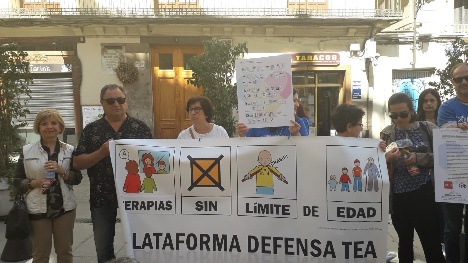 Des de fa huit mesos les famílies es concentren per a denunciar la "greu situació" que viuen les famílies amb fills amb TEA