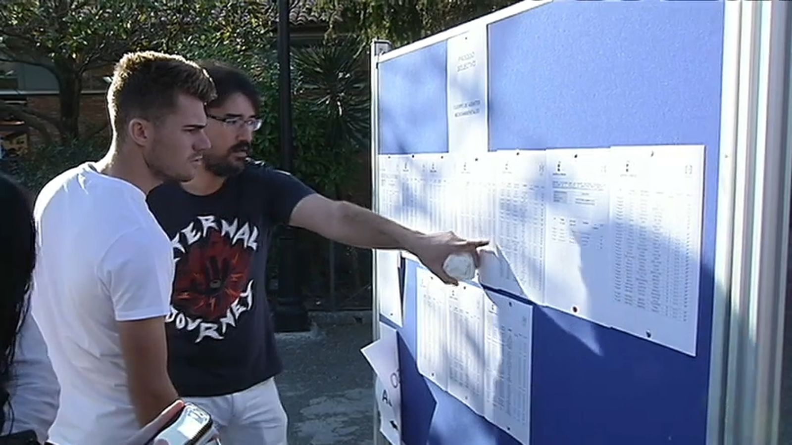 Aspirants a les oposicions acudeixen a fer l'examen aquest dissabte