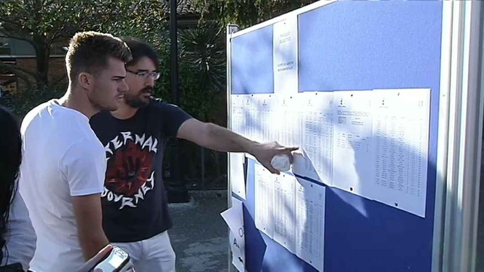 Aspirants a les oposicions acudeixen a fer l'examen aquest dissabte