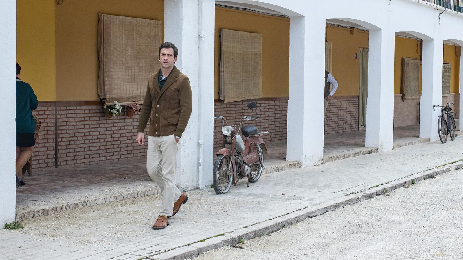 Un altre punt de vista de la plaça del poble (per a certes localitzacions, l'escenari és la plaça de La Colonia de Santa Eulalia)