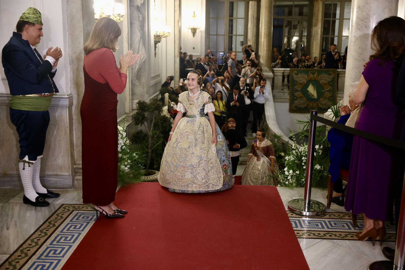 Julia Vizcayno puja per l'escalinata de marbre de l'Ajuntament