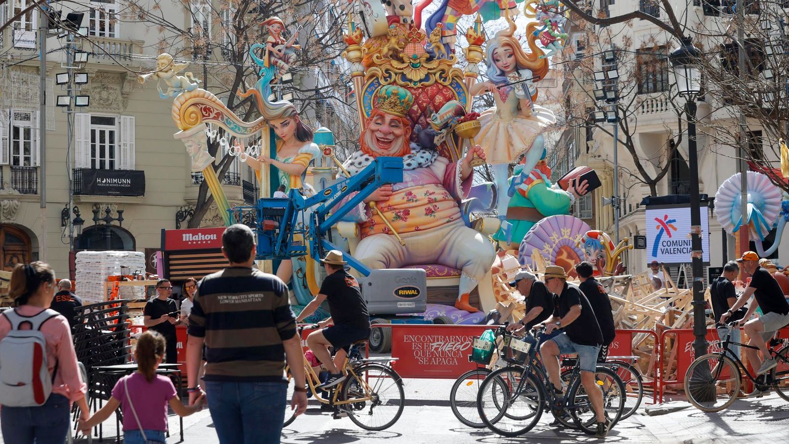 Les falles comencen a prendre la ciutat de València