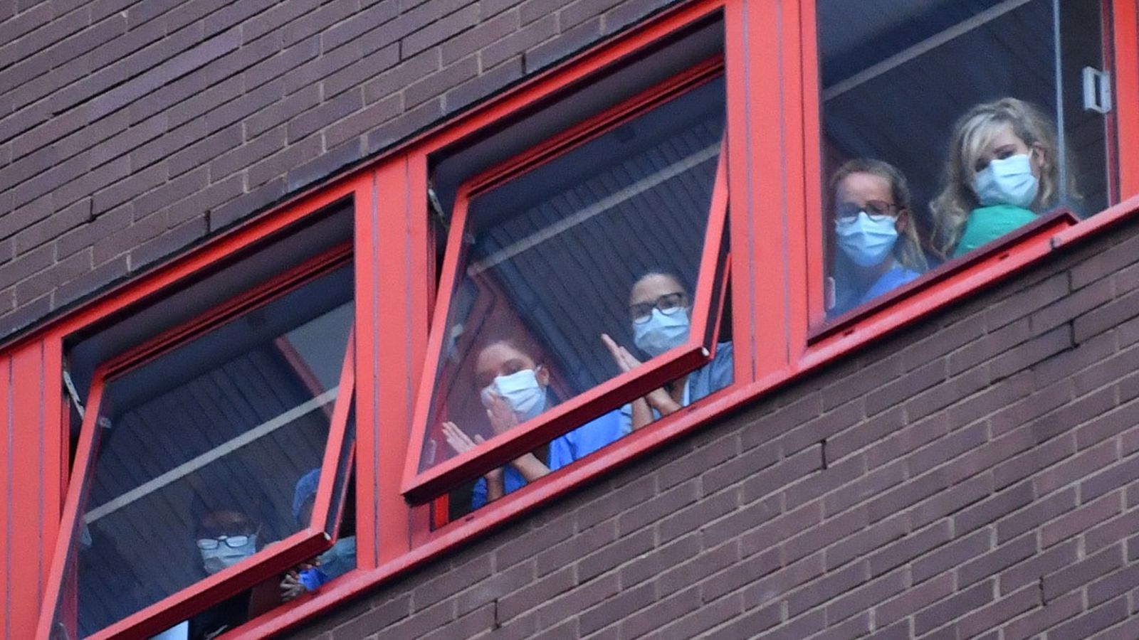 Treballadores del sistema públic de salut britànic (NHS) retornen els aplaudiments al veïnat