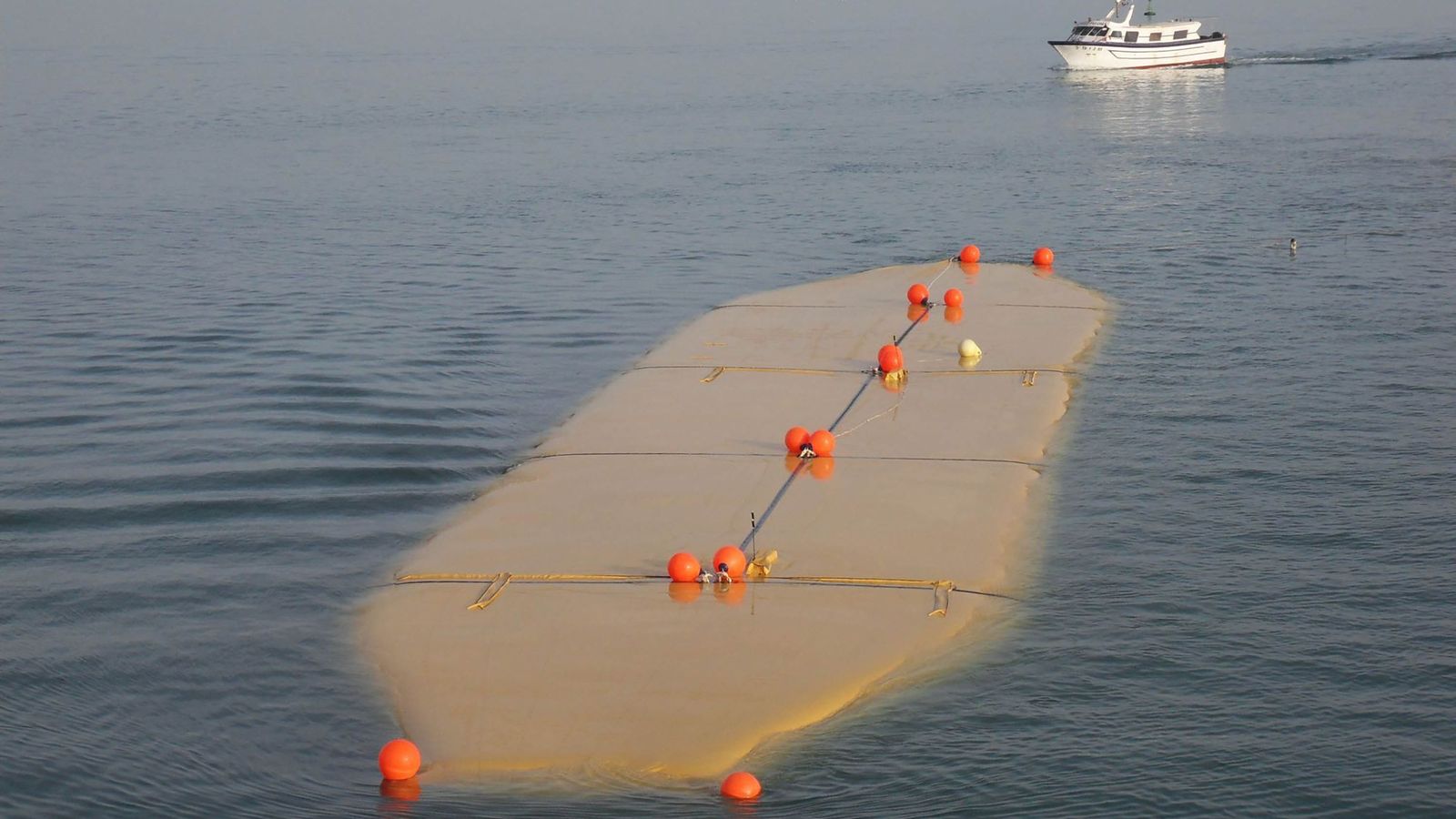 Un prototip de bossa, amb el nou teixit creat a Aimplas, i que pot servir per a transportar aigua dolça a través de la mar