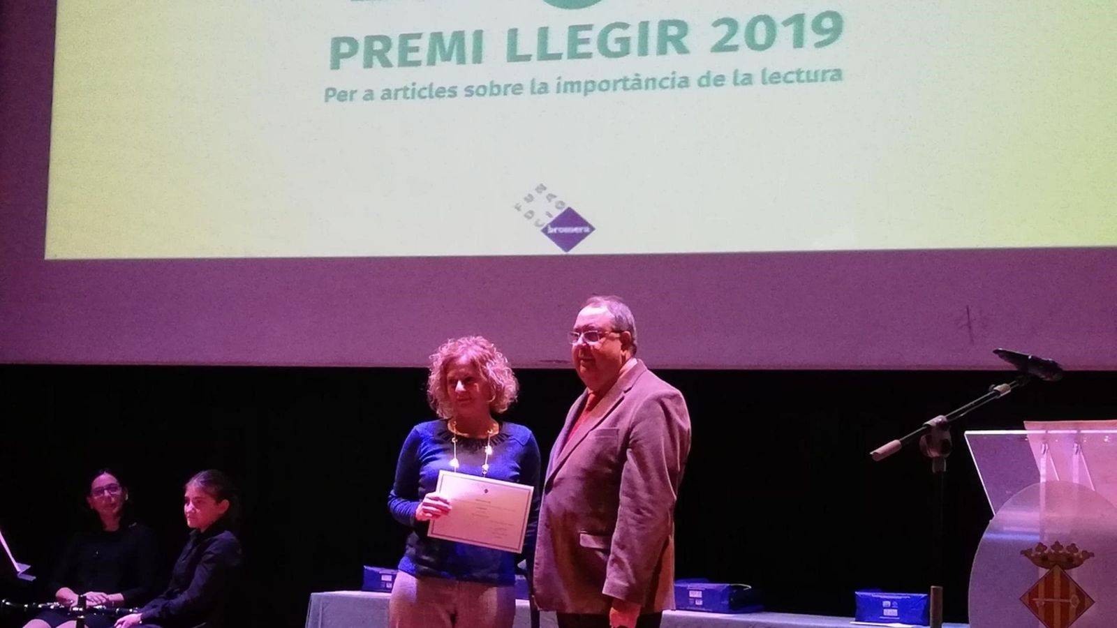 Maria Vàzquez i Josep Antoni Fluixà, director de la Fundació Bromera, durant el lliurament de premis