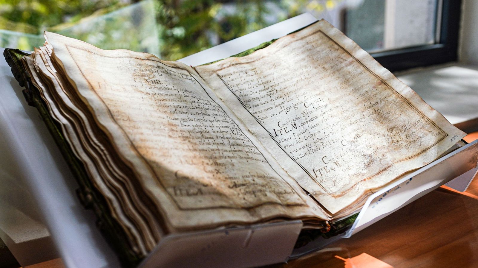 El llibre del segle XVII del Col·legi de l’Art Major de la Seda de València que ha trobat la policia de la Generalitat