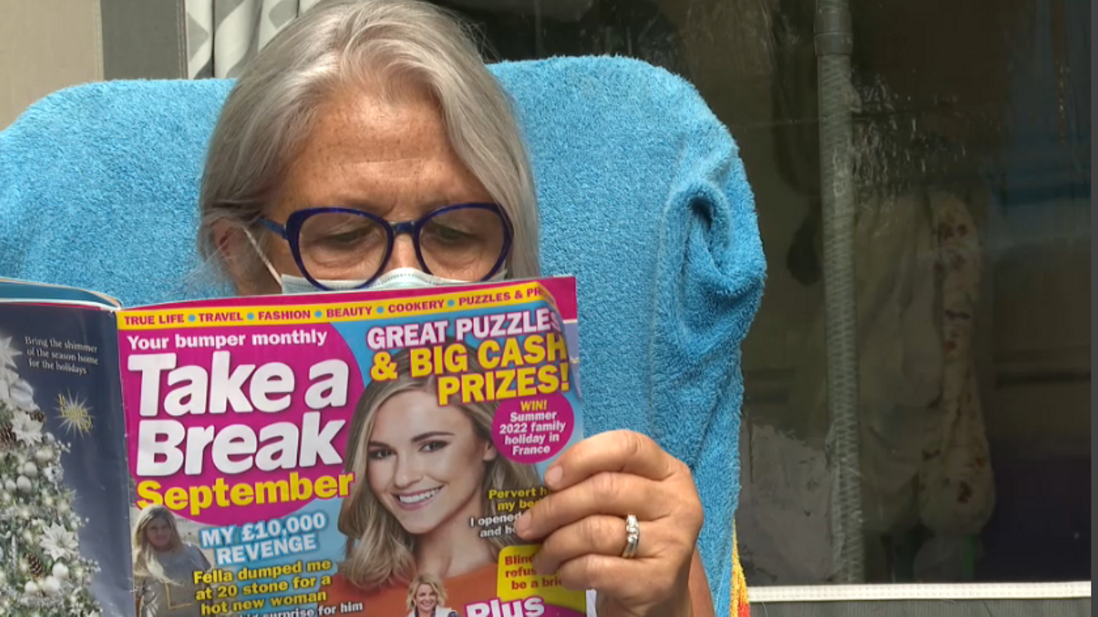Una turista britànica llig una revista a un camping de Benicàssim