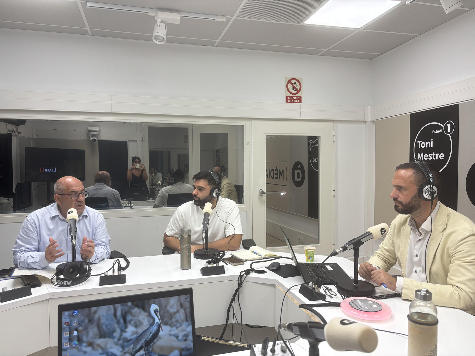 Dos periodistes posen el contrapunt final