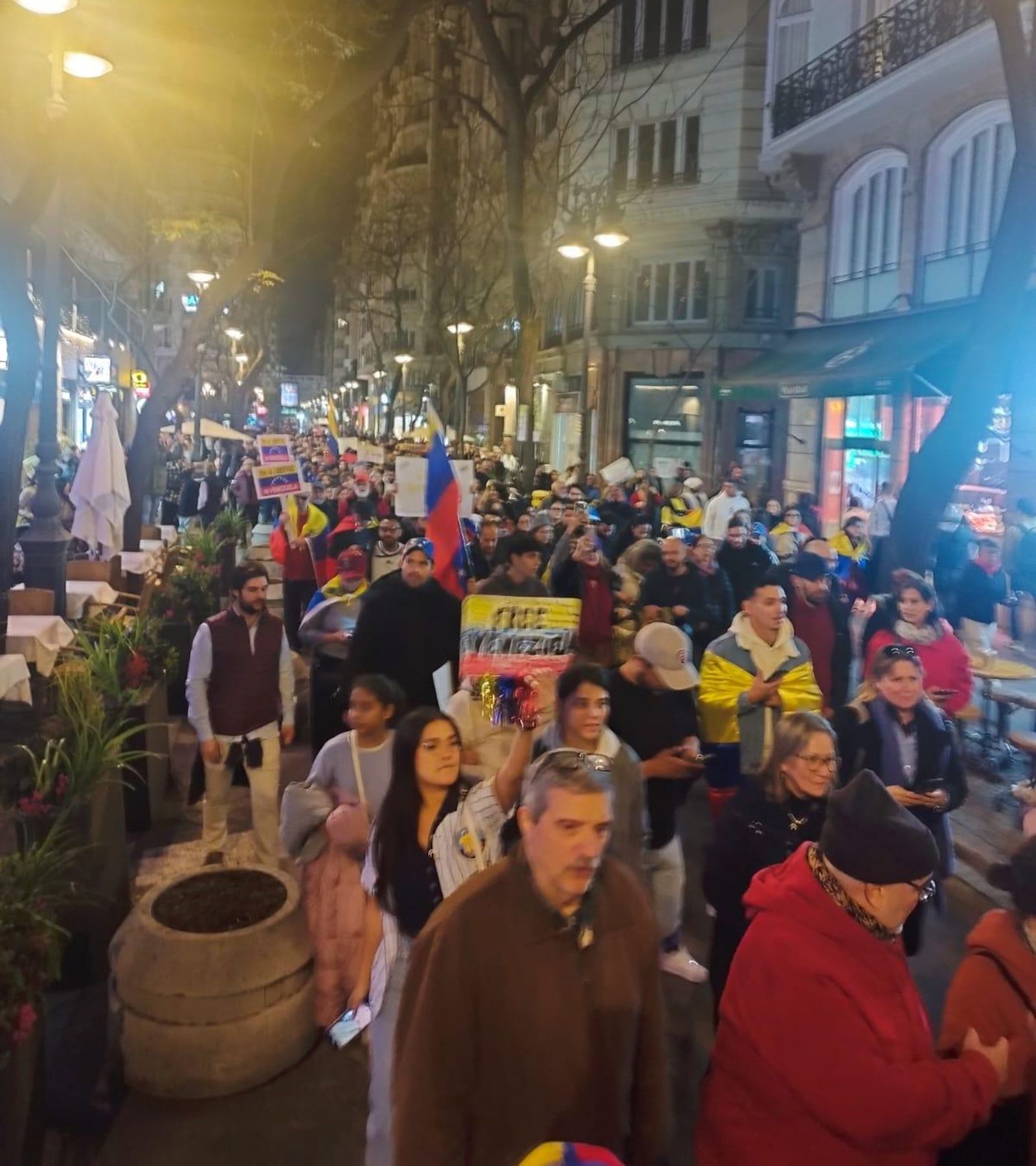 Més de 200 persones es concentren a València en suport a Edmundo González Més de 200 persones es concentren a València en suport a Edmundo González
