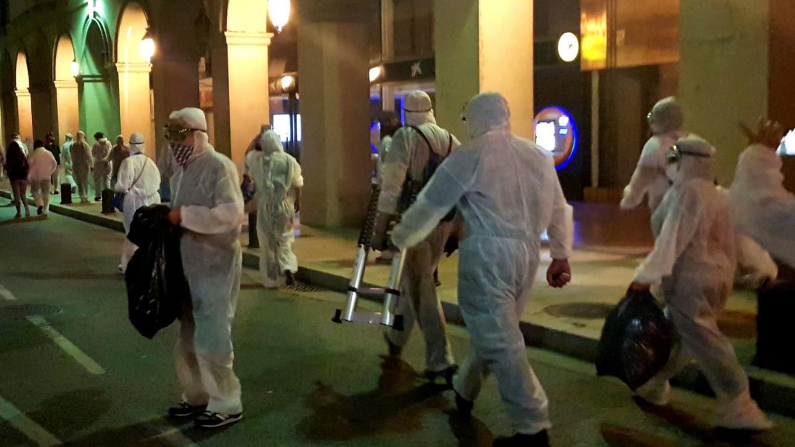 Un grup d'unes 80 persones ha retirat aquesta matinada centenars de llaços grocs en diverses poblacions de Girona