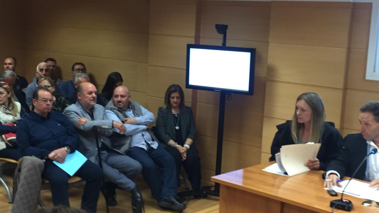 El president d'Espanya 2000 i els tres simpatitzans acusats, durant el juí
