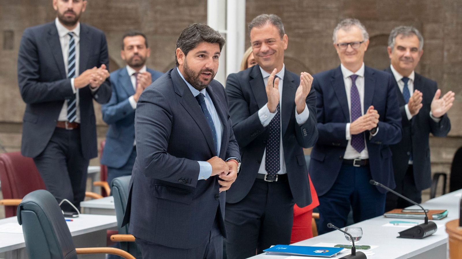 Els diputats populars aplaudeixen López Miras després de ser investit president de la Regió de Múrcia