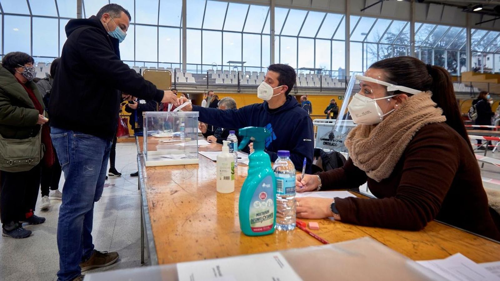 Un home vota a col·legi electoralsituat al Mercat del Ninot de Barcelona