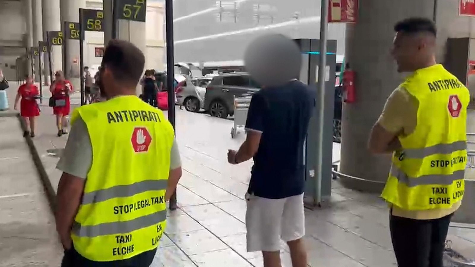 Enfrontament entre taxistes i conductors pirates