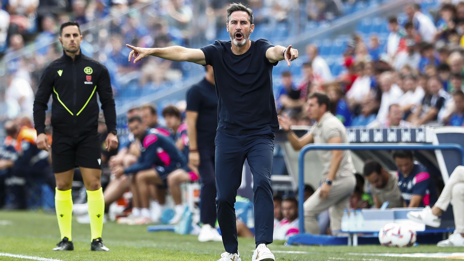 Vicente Moreno durant un partit de futbol