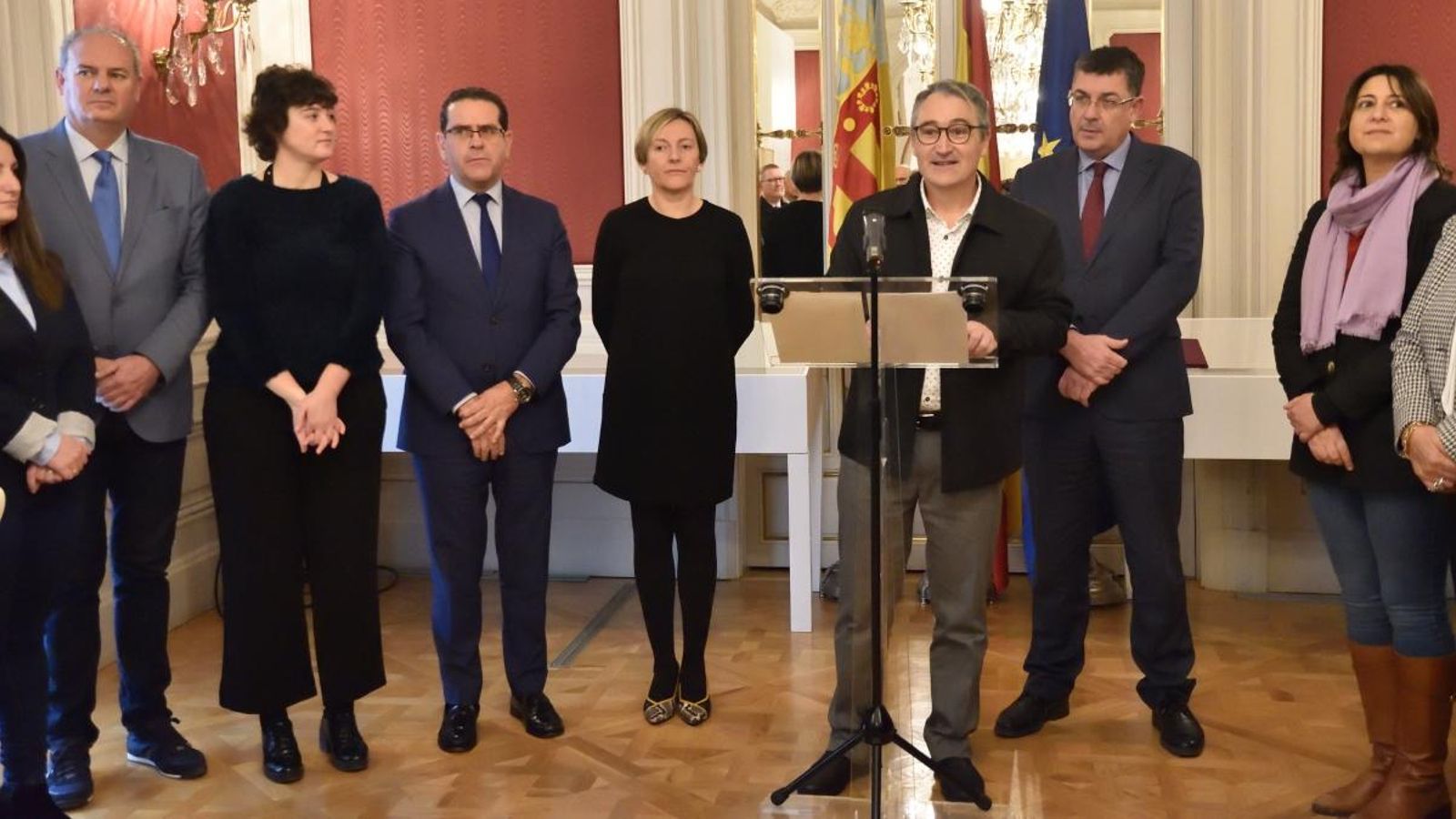 Vicent Cucarella, al centre, en l'acte de presa de possessió com a síndic major