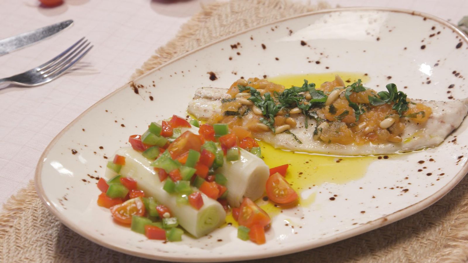 Llobarro amb vinagreta i pinyons