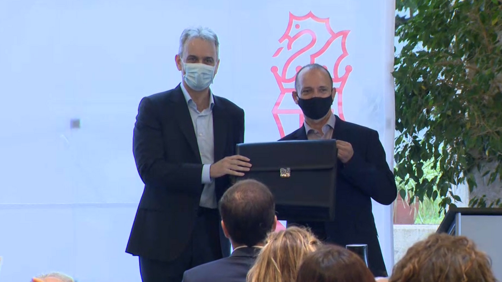 Héctor Illueca rep la cartera de la vicepresidència i la conselleria d'Habitatge de mans del seu antecessor, Rubén Martínez Dalmau