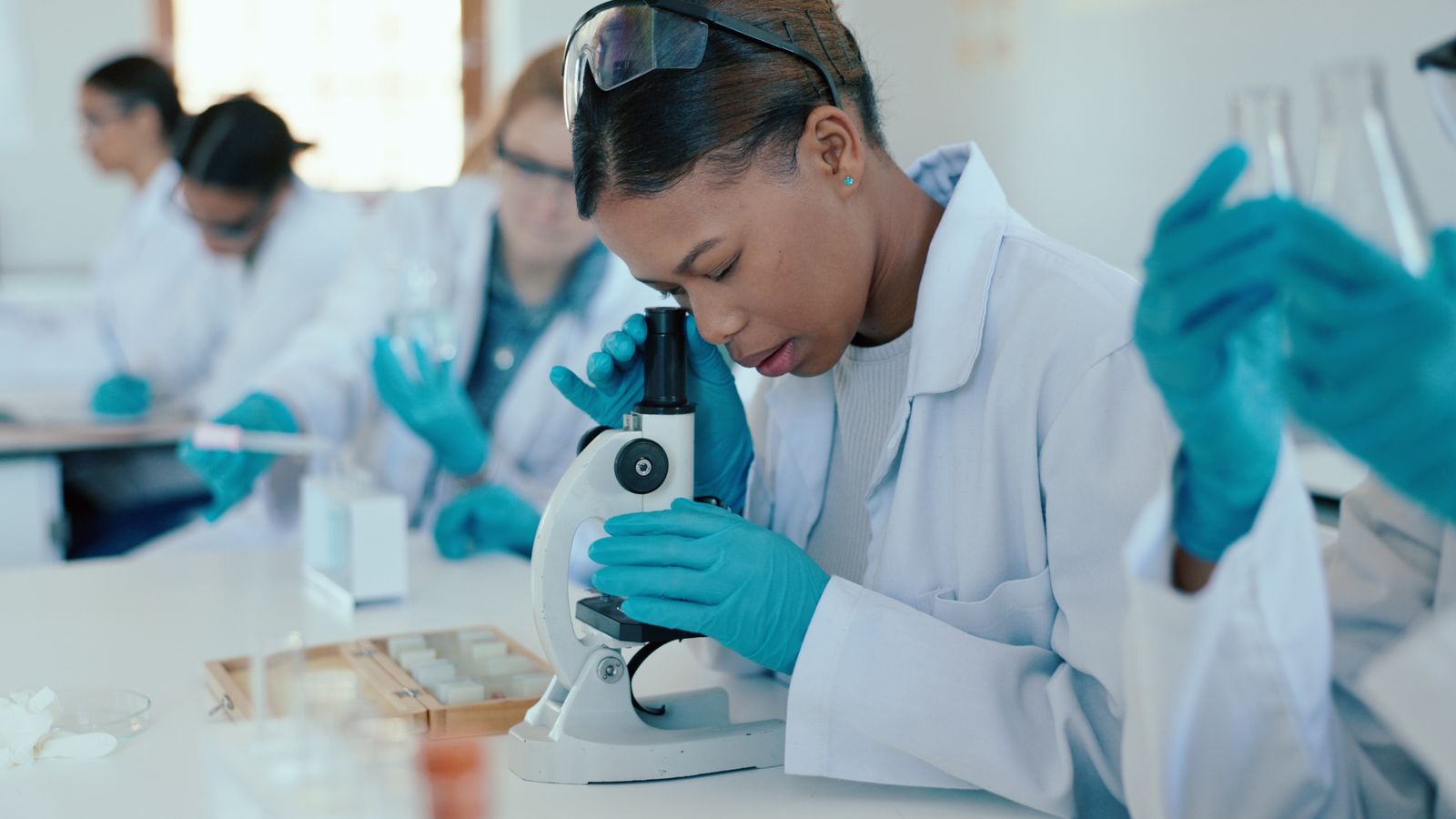 Una jove treballa amb un microscopi