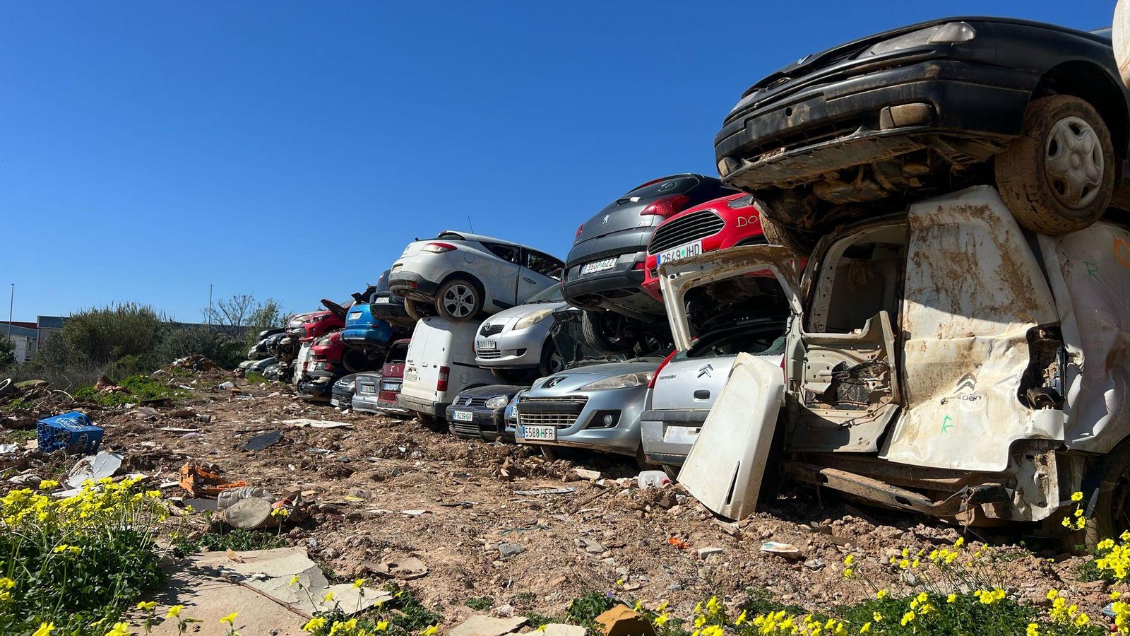 Albal encara ha de retirar vora 800 cotxes sinistrats en la dana