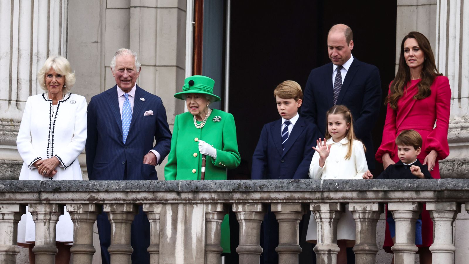 Isabel II reapareix per sorpresa al seu jubileu