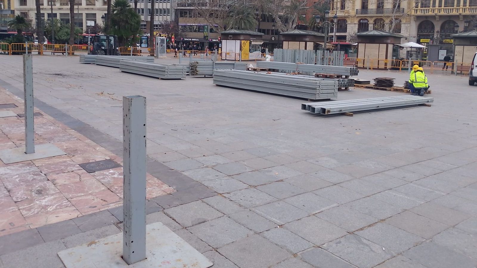 Els primers pals que subjectaran la tanca del recinte de les mascletaes ja estaven instal·lats este dilluns al matí