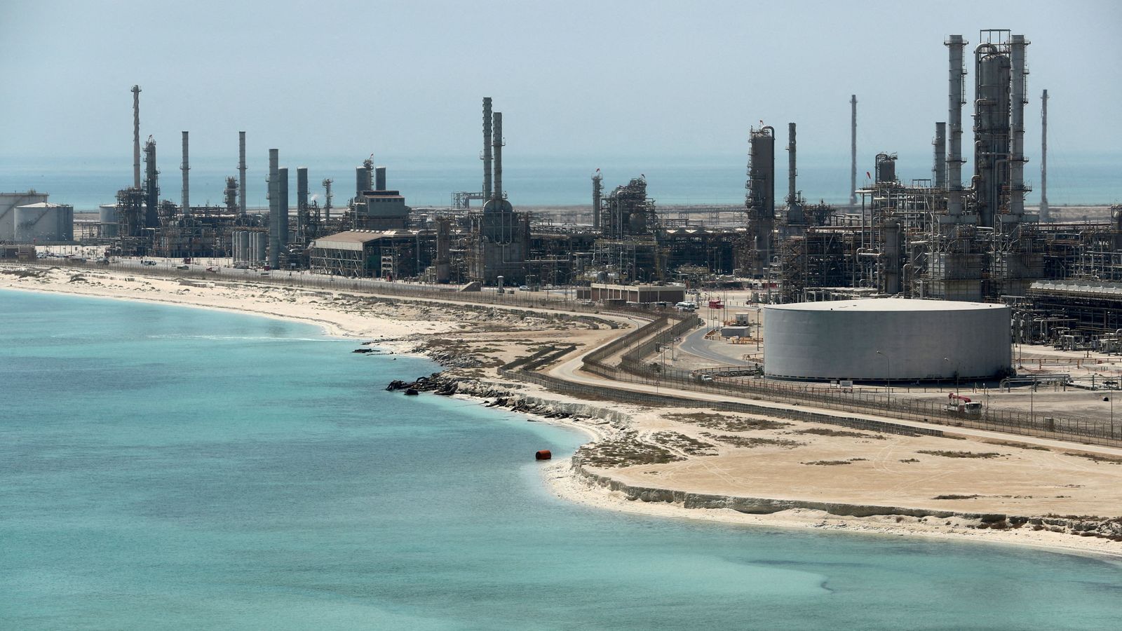 En imatge, una refineria de petroli de l'Aràbia Saudita