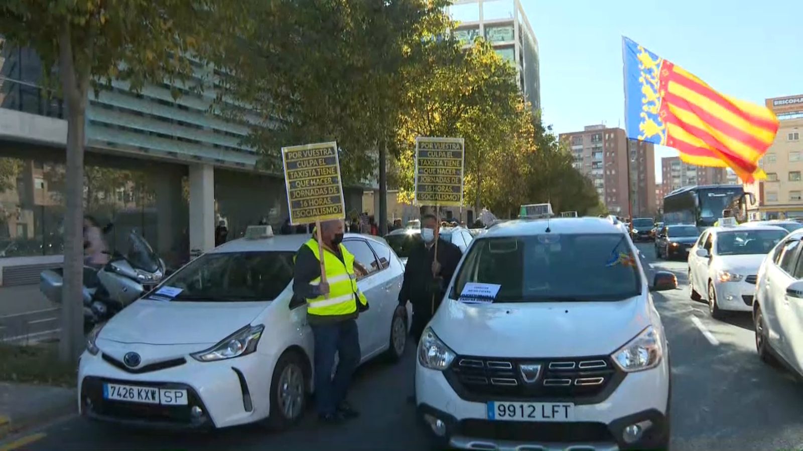 En imatge, la protesta dels taxistes en front de la Ciutat administrativa 9 d’Octubre