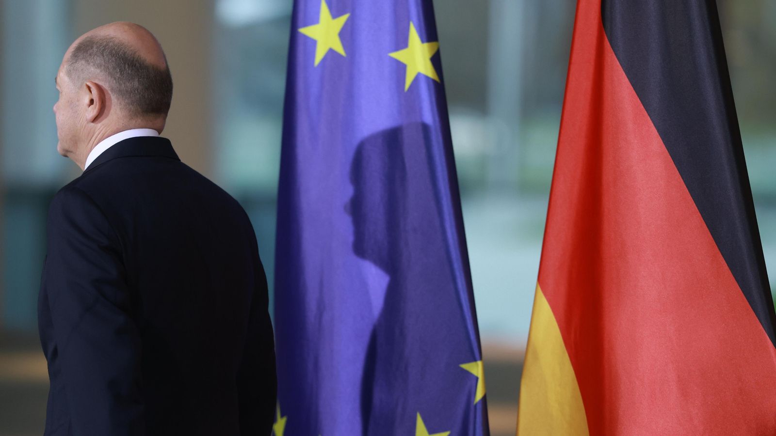 El canceller alemany Olaf Scholz ha presentat una sol·licitud de vot de confiança en Bundestag per a aplanar el camí a noves eleccions federals