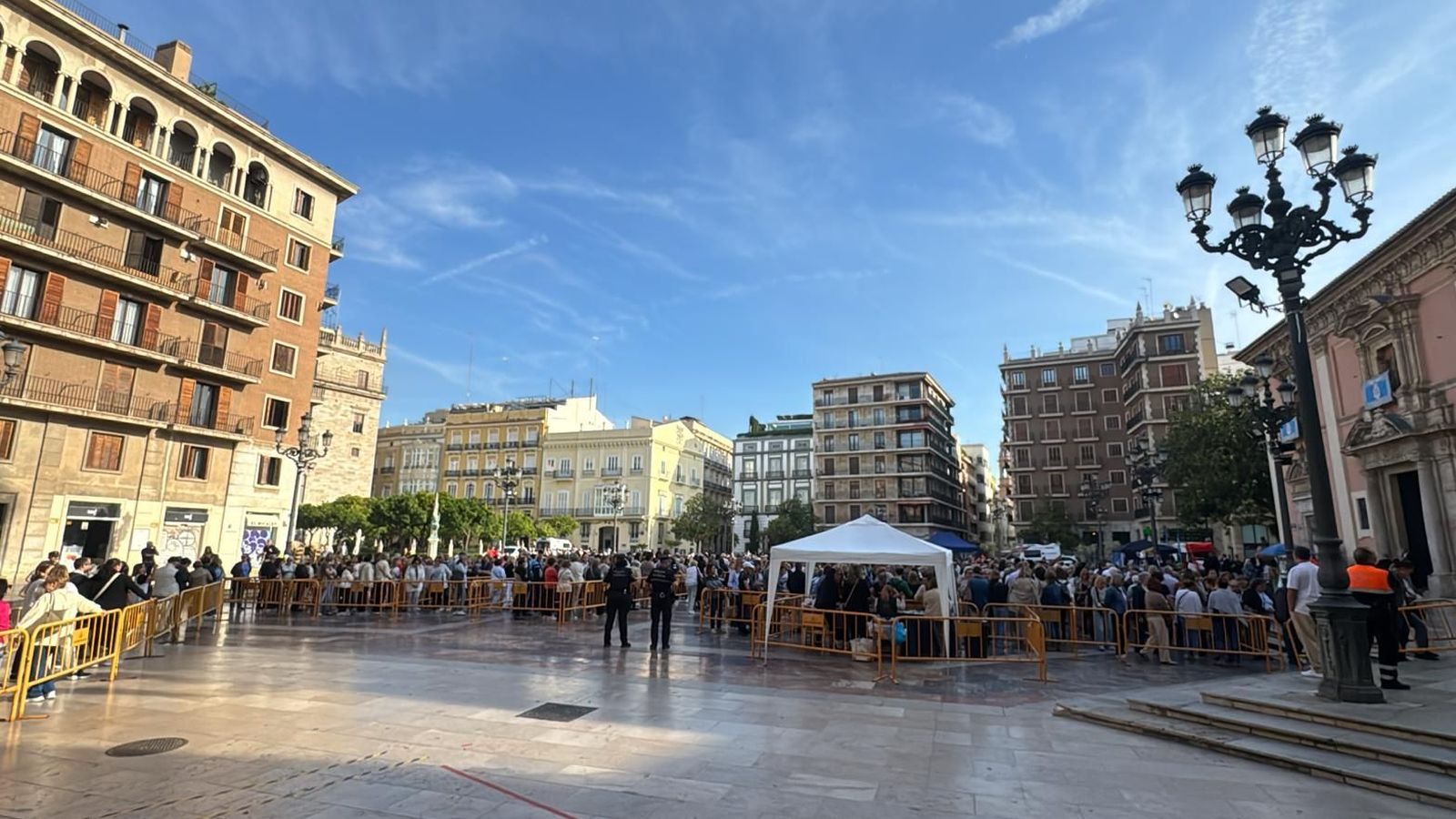 La cua per a accedir a la basílica, feta en zig zag, ompli des de primera hora la plaça de la Mare de Déu
