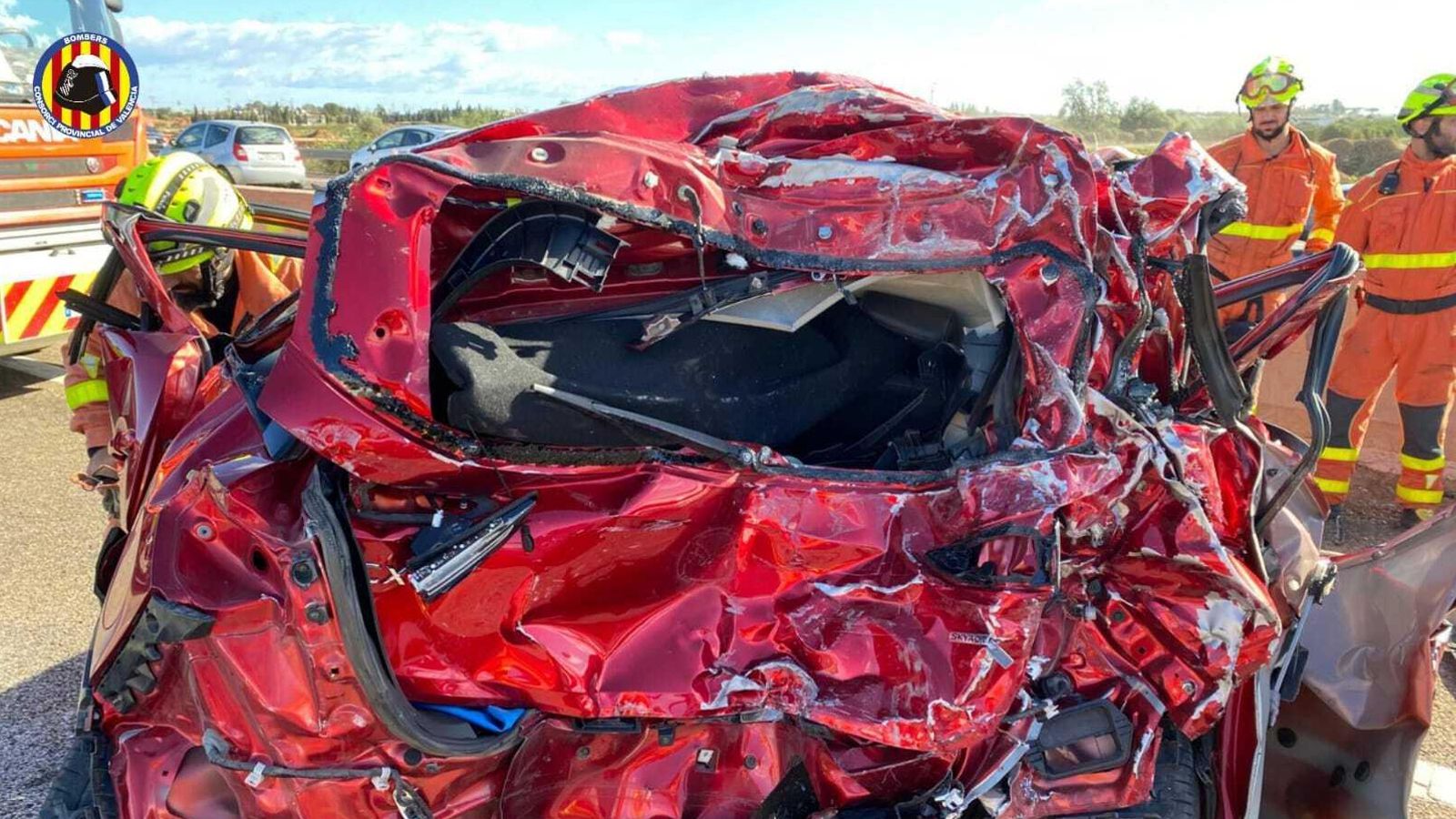 Els bombers han hagut d'extraure una de les persones d'un dels cotxes accidentats