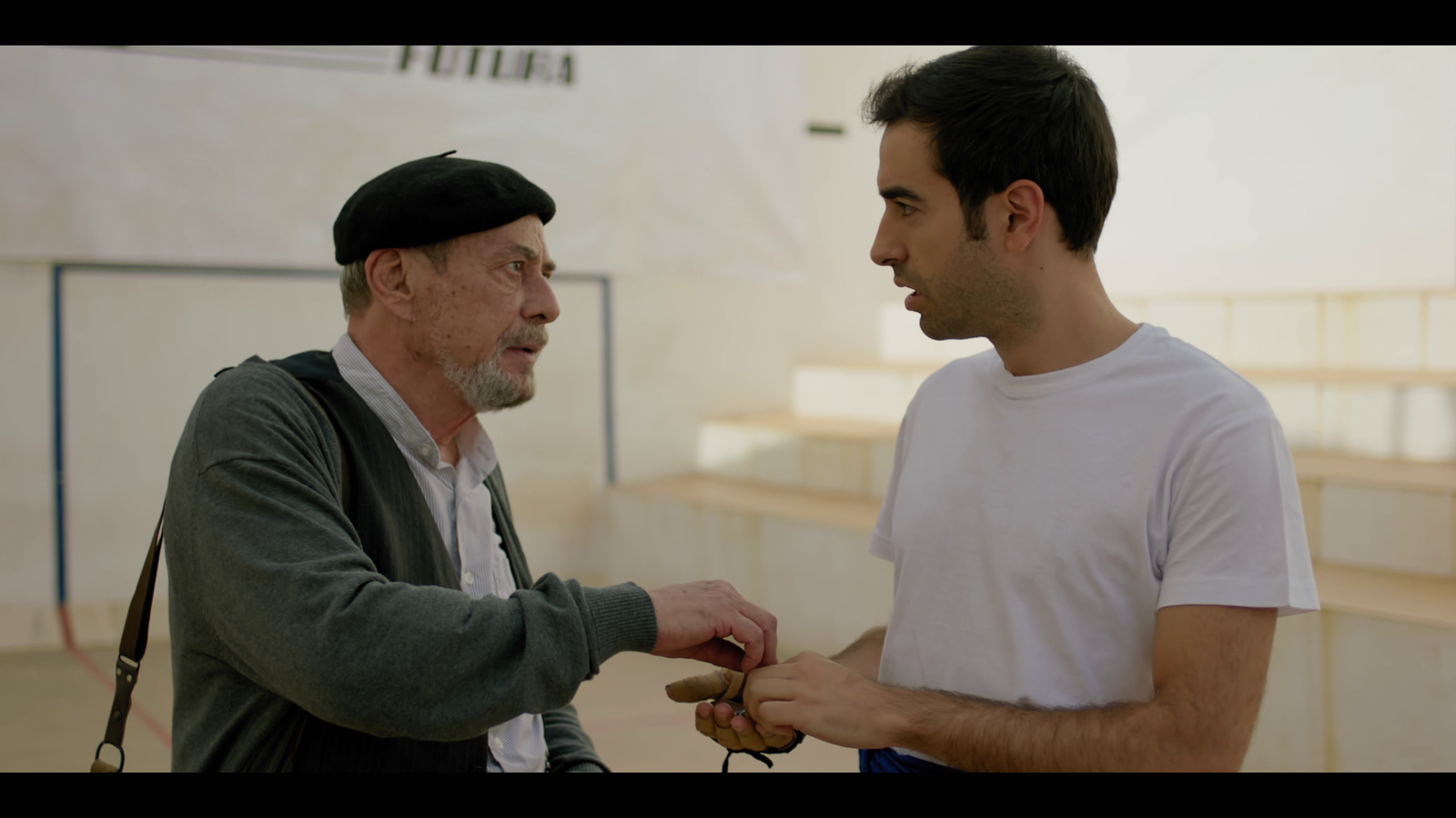 El tio Pep aconsella Xavi durant una partida