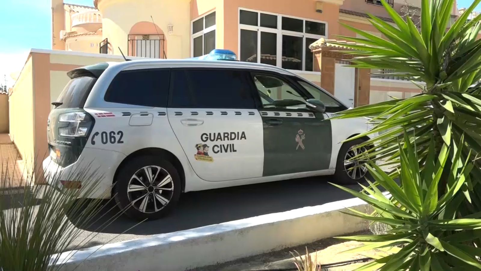 Vehicle del dispositiu de la Guàrdia Civil desplegat amb motiu del crim masclista