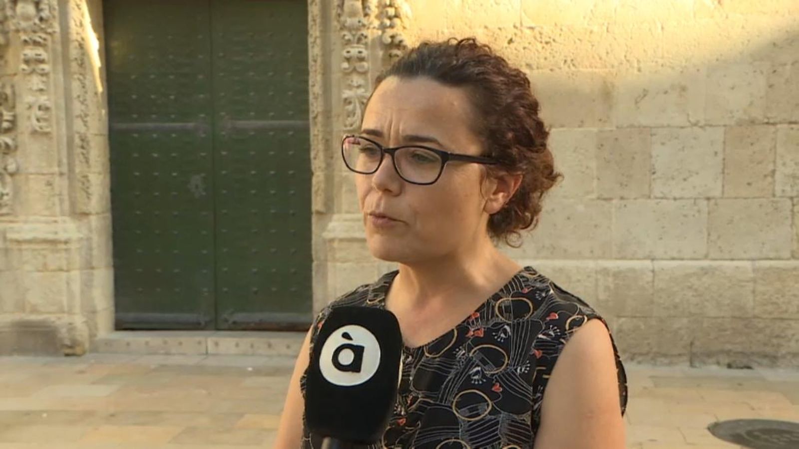 La regidora del PSPV, Llanos Cano, a les portes de l'Ajuntament d'Alacant