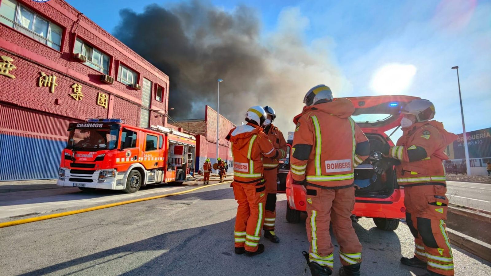 Els bombers treballen per a extingir l'incendi declarat a un basar xinés de Manises