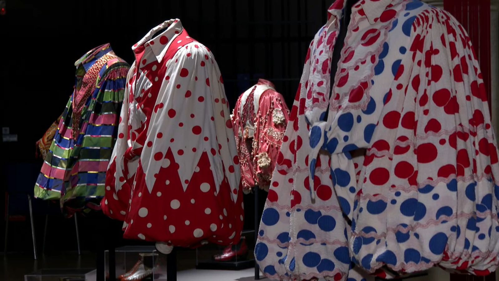 Alguns dels trages de Miguel de Molina que es poden veure en la mostra que acull la Nau de València