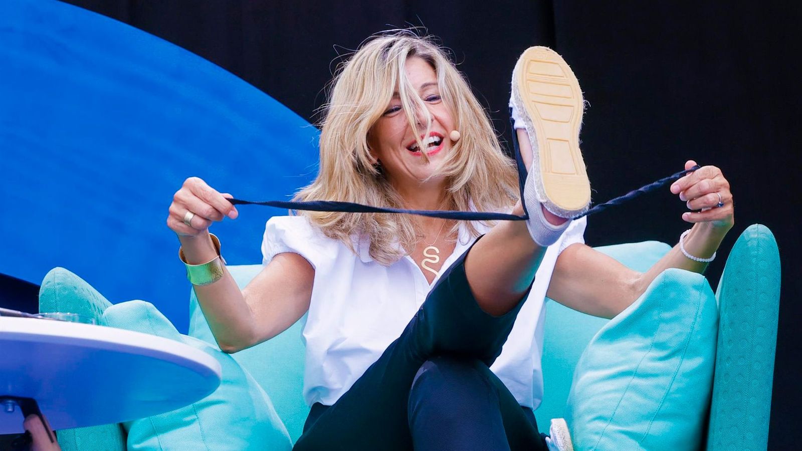 Yolanda Díaz nuant les espardenyes