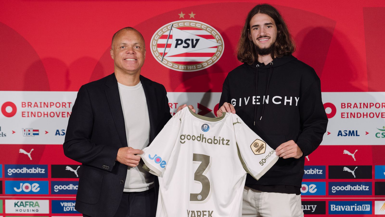 Yarek posa amb la seua nova camiseta