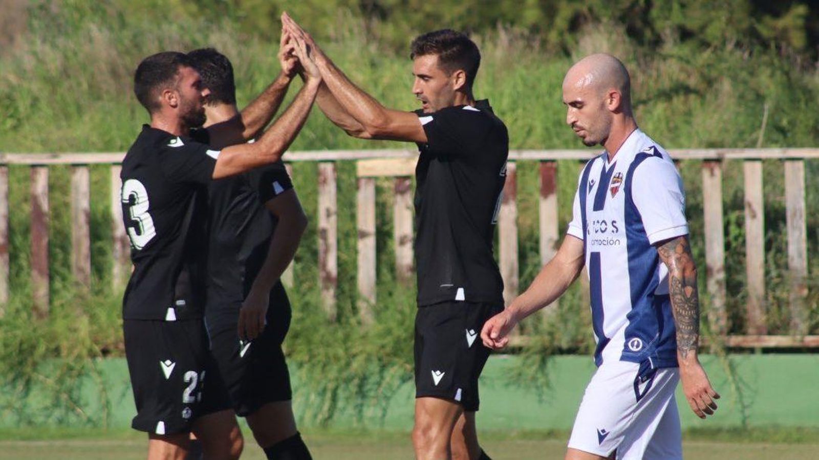 Els jugadors del Castelló celebren el primer gol del conjunt orellut Els jugadors del Castelló celebren el primer gol del conjunt orellut