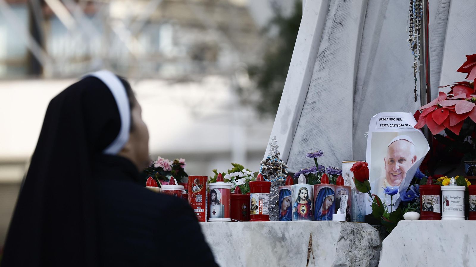 Una religiosa resa pel papa Francesc a l'exterior de l'Hospital Gemelli de Roma Una religiosa resa pel papa Francesc en l'exterior de l'Hospital Gemelli de Roma