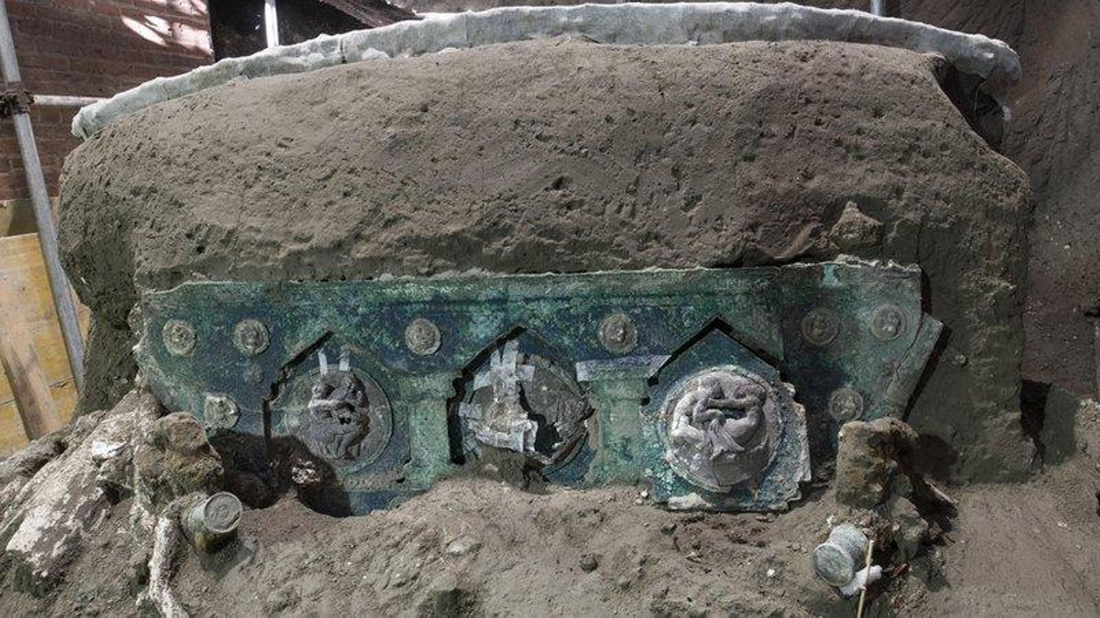 La carrossa conserva elements de ferro, i decoracions de bronze i estany