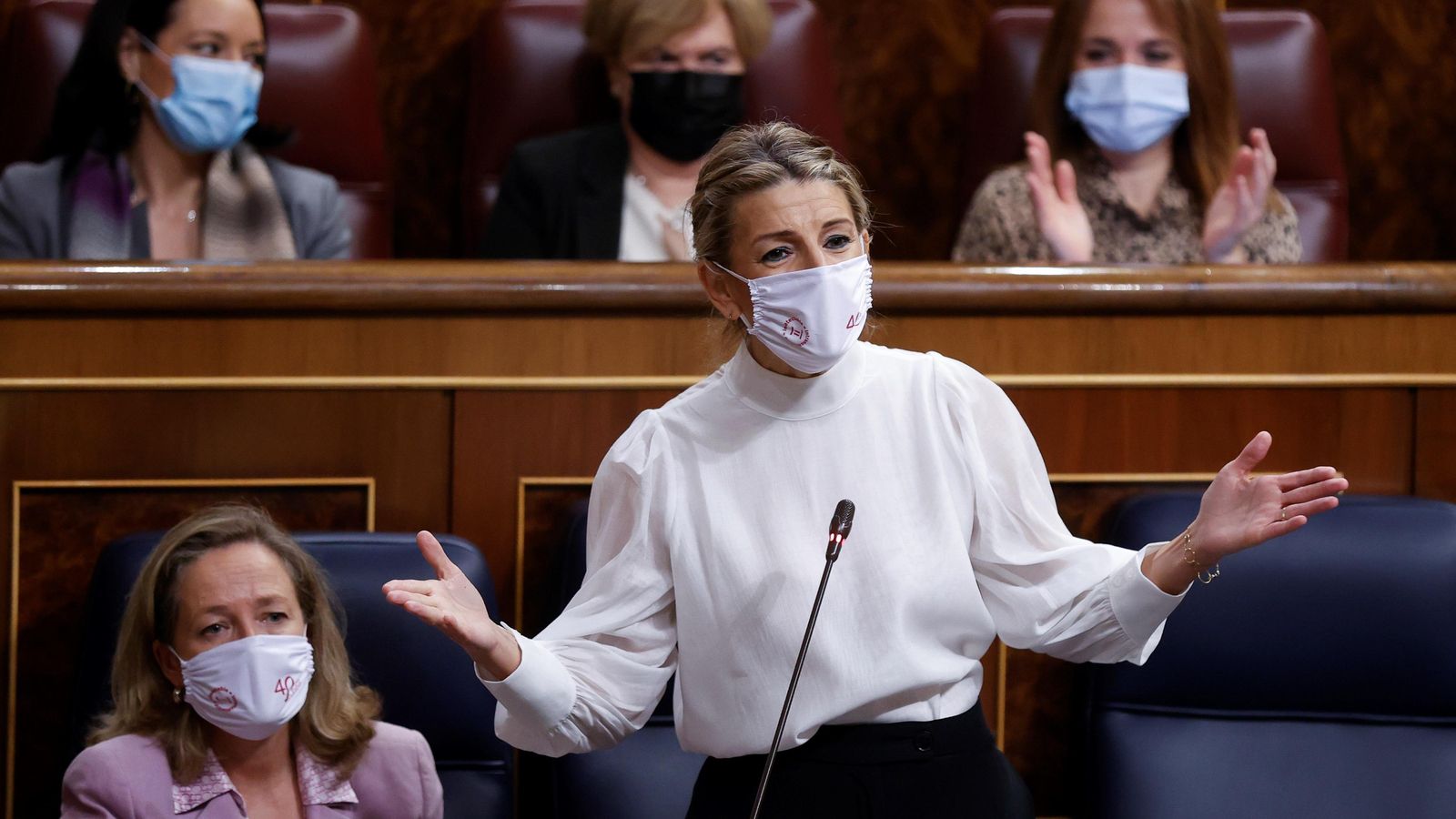 Les vicepresidentes del govern espanyol Yolanda Díaz i Nadia Calviño durant la sessió de control al Congrés