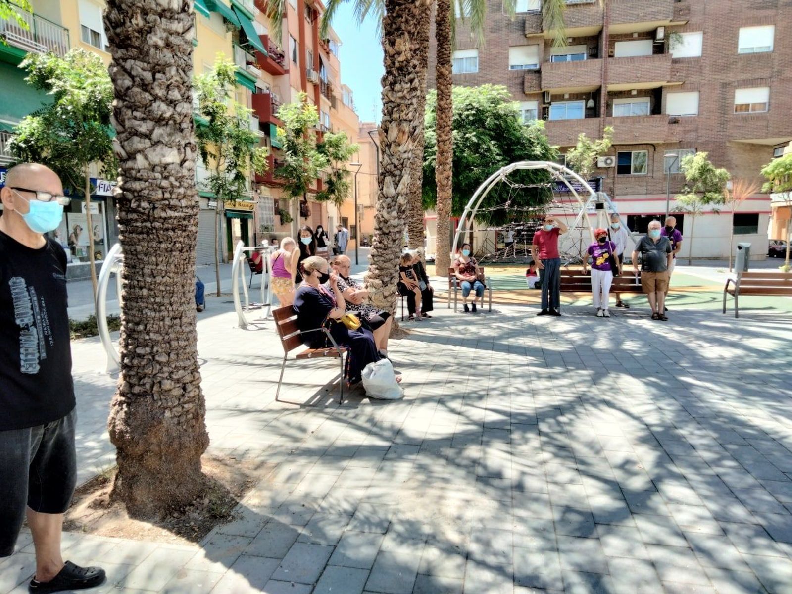 Diverses persones esperen a ser ateses per Marea Roja