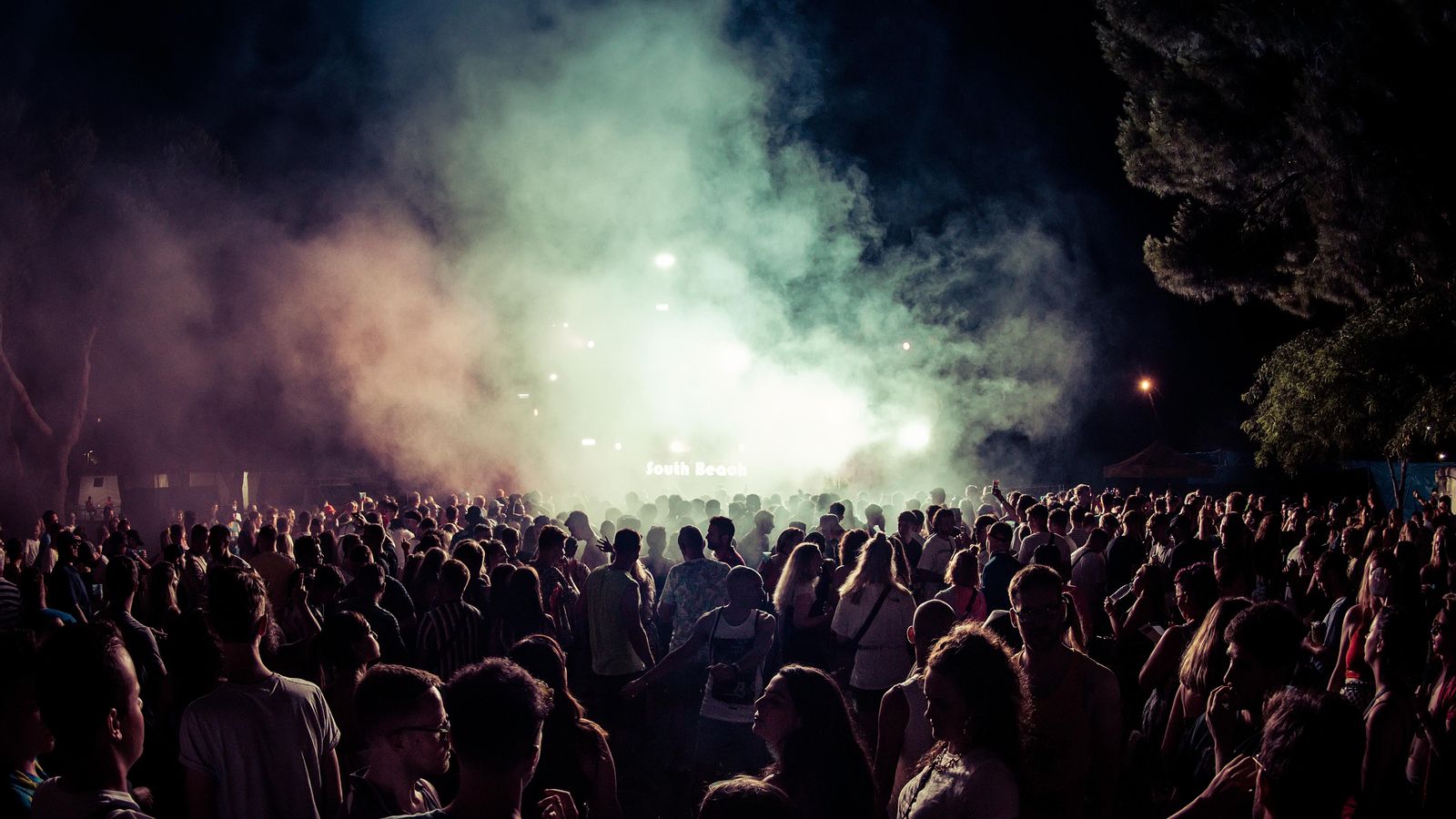 Gent jove en un esdeveniment de música en directe