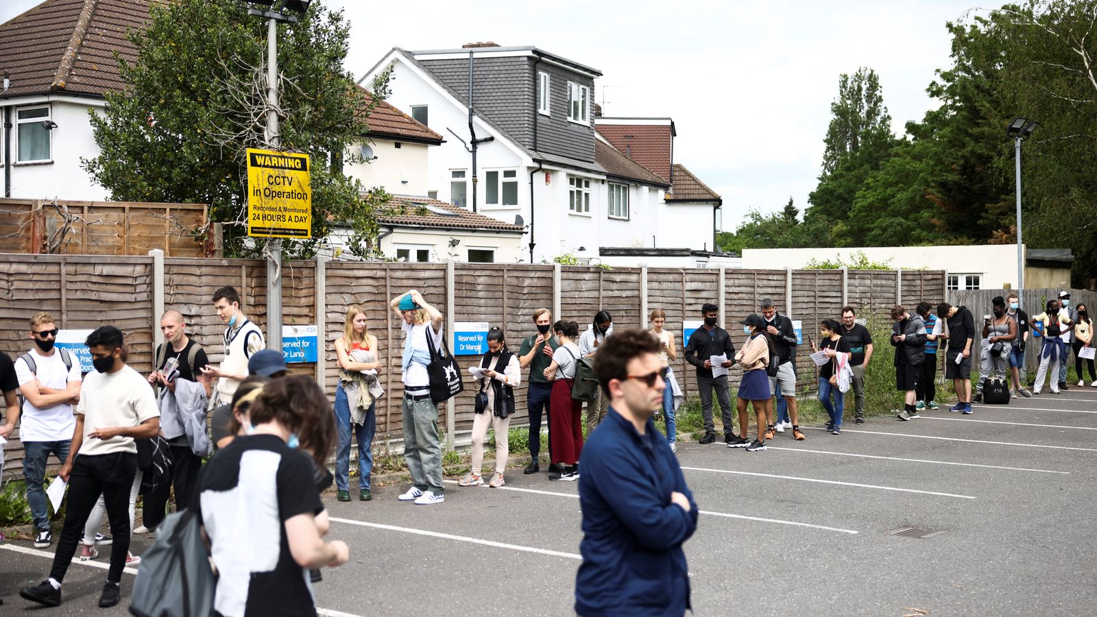 Cues per a vacunar-se davant el centre de salut Belmont, a Harrow (Londres)