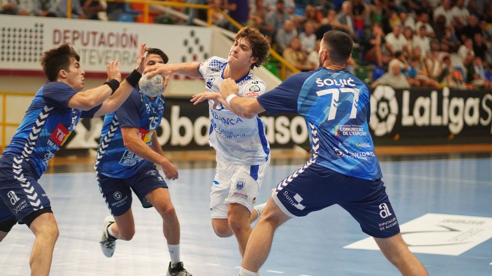 Tres jugadors benidormers, en una acció defensiva