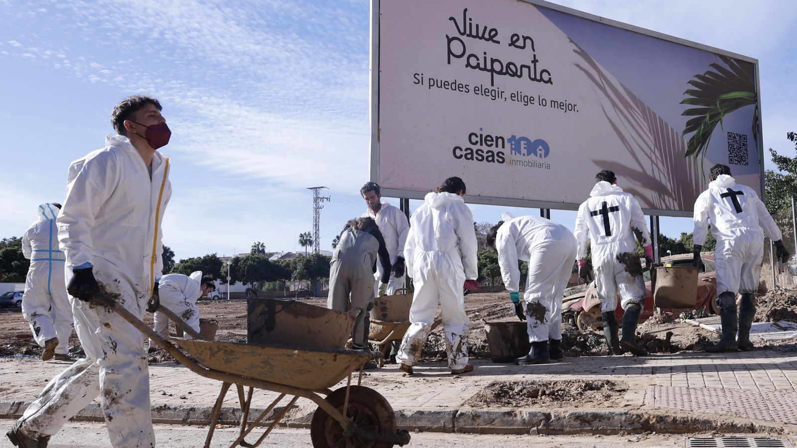 Voluntaris treballen en les labors de neteja a Paiporta 46 dies després de la DANA