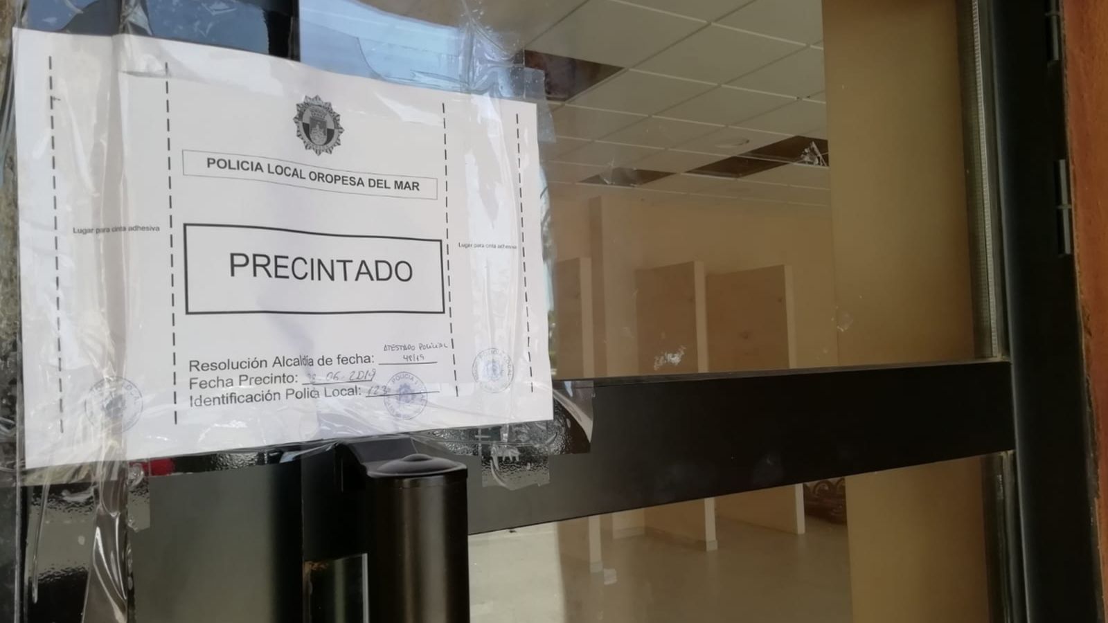 Imatge del local de l'empresa de lloguer dels vehicles elèctrics precintat